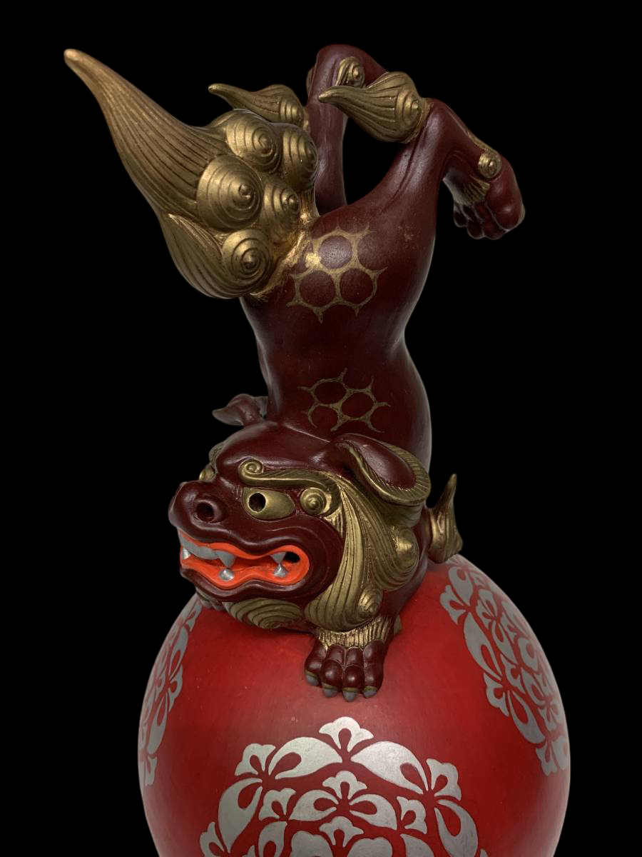 Bizen Ware Tama-nori Shishi Sculpture on Stand — Jewel-Balancing Guardian Lion, Approx. 36.5 cm Tall, Tomobako Included (Artist Attribution)
