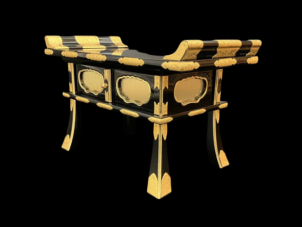 Black Lacquer Sutra Desk (Kyodai-Style) with Gold-Tone Gilded Fittings — Maintained Temple-Scale Reading / Offering Stand (Approx. 43.8 cm Wide) — Ritual Furniture for Butsudan & Altar Rooms