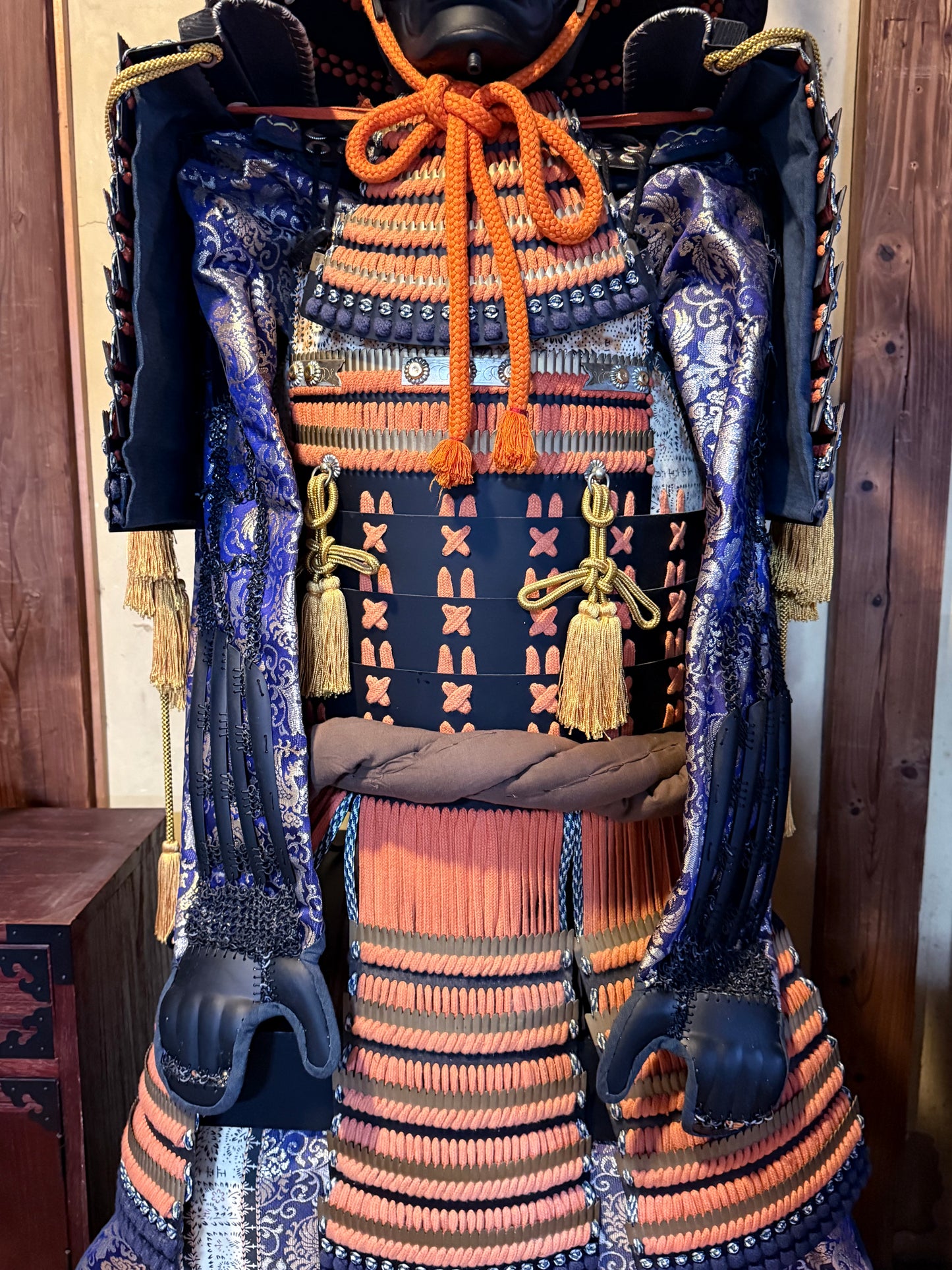Life Size Samurai Armor Display 165cm Modern Tosei Gusoku Black Do Sugake Lacing with Armor Chest