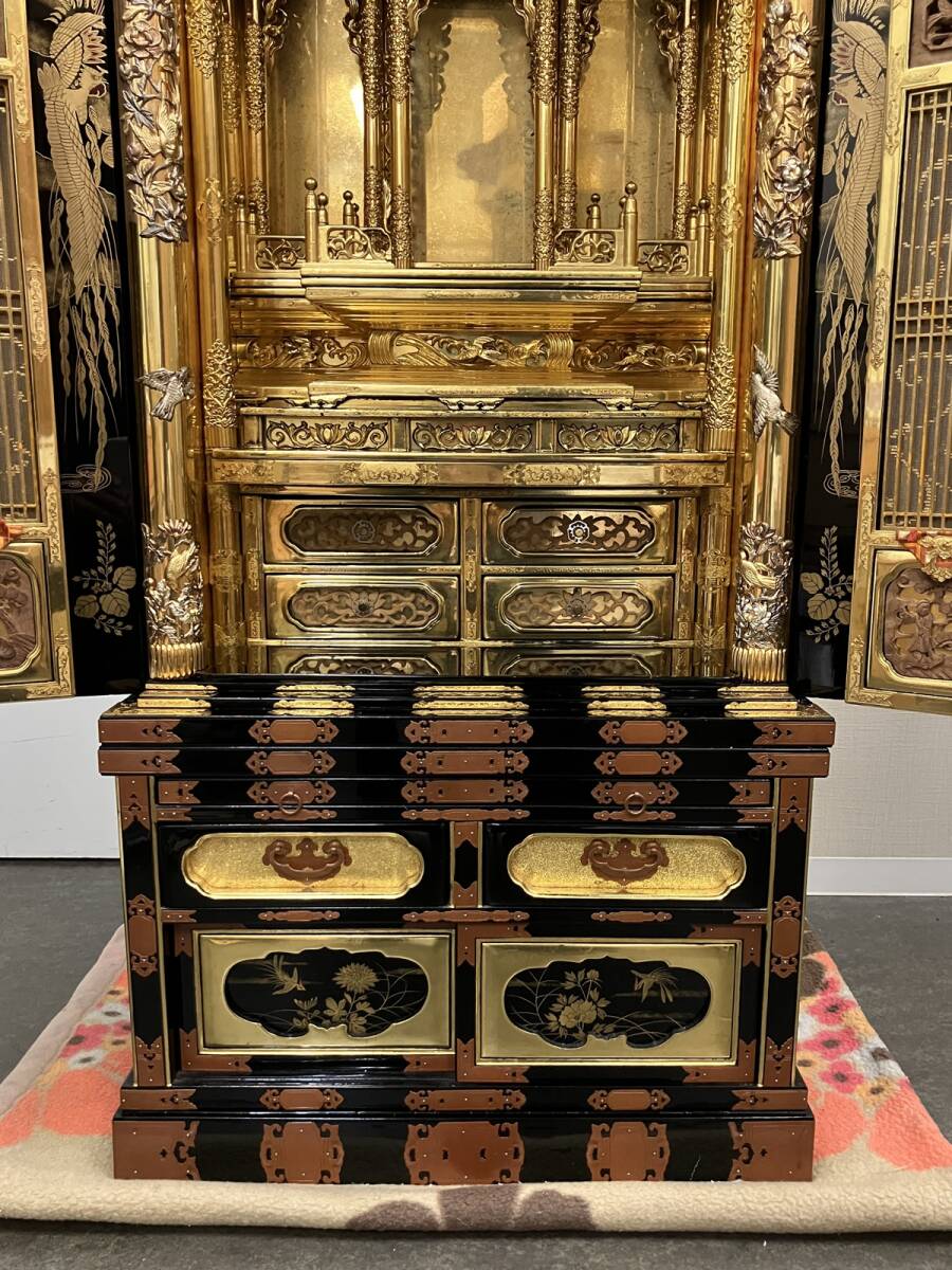 Traditional High-Relief Gold-Toned Butsudan Altar Cabinet — Large 156 cm Height / 65 cm Width — Lacquer & Gilt-Style Metalwork (Japan)