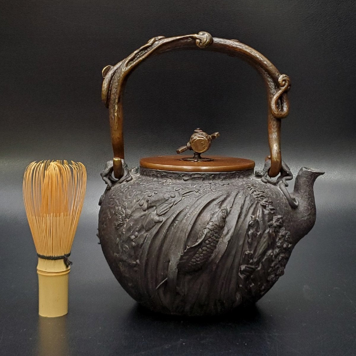 Japanese Iron Kettle by Kameido / Gyokuzōdō · Carp & Waterfall Relief Tetsubin · Wood-Handled Lid · 1855g Body · Sencha Tea Utensil