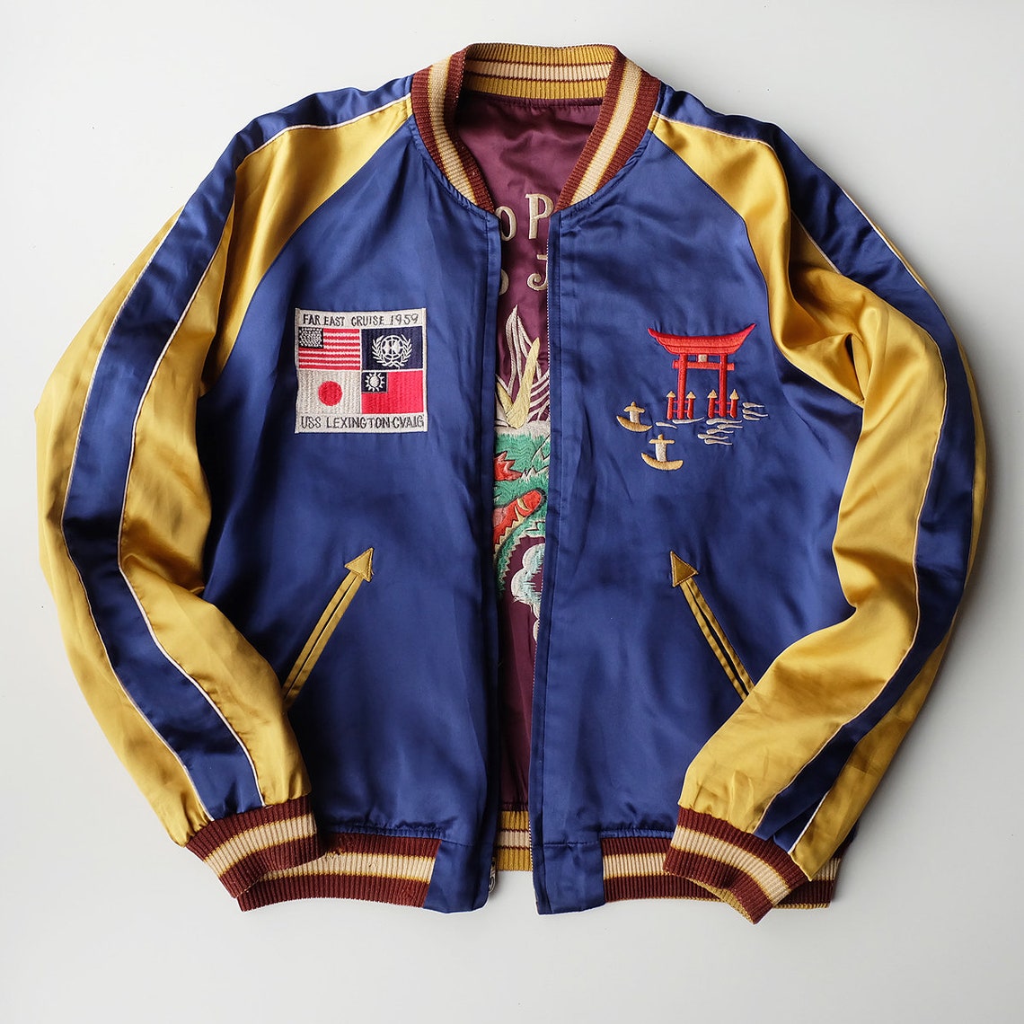 JAPANESE TAILOR TOYO VINTAGE FRESNO POOHBAH'S RED JAMES USS LEXINGTON FAR EAST CRUISE JAPAN YOKOSUKA OKINAWA PHILIPPINES HAWAII HONGKONG FORMOSA WAR BOAT BATTLESHIP SHINTO TORII SHRINE FLOWERS SUKAJAN JACKET ( SIZE: L )