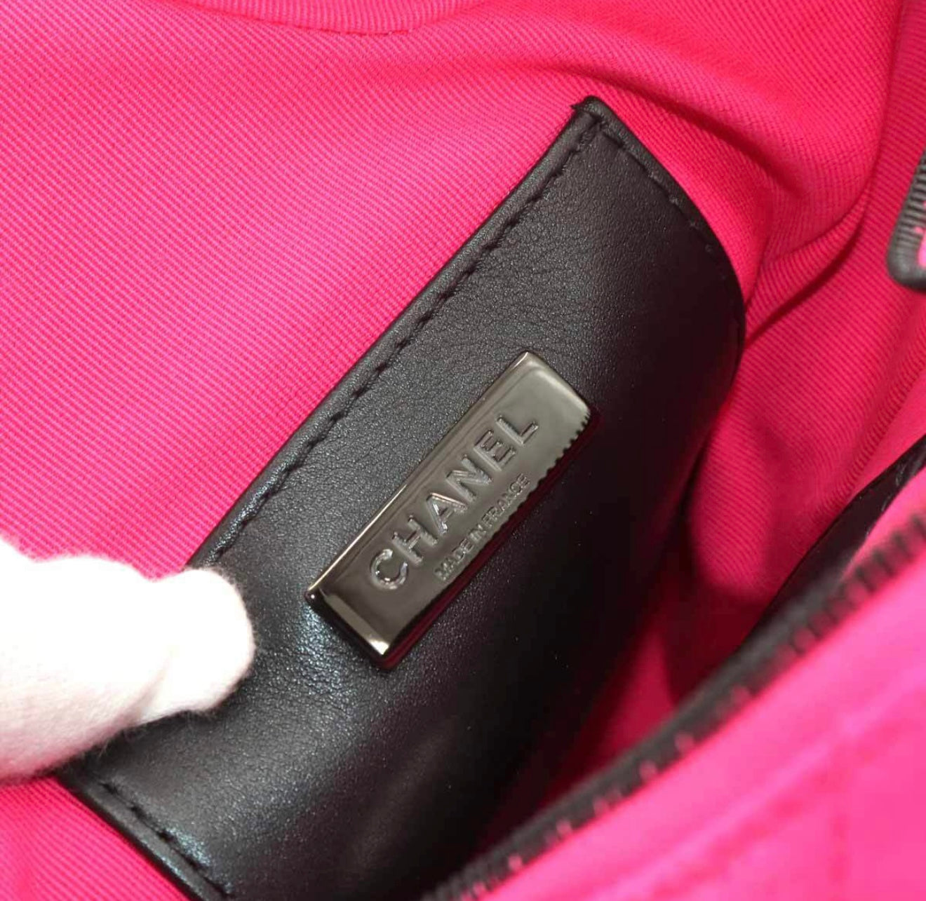 CHANEL Matelassé Star Chain Shoulder Bag – Satin Fuchsia × Black | AS4579 Rare Collector’s Piece