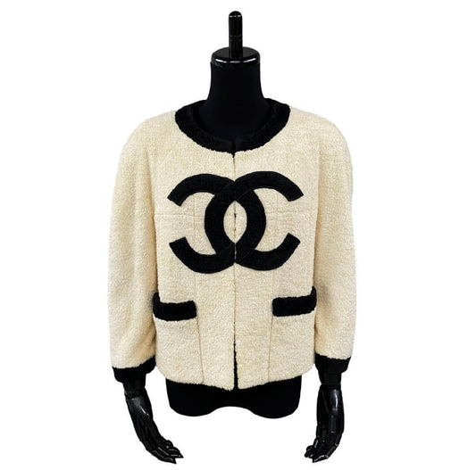 Museum Quality CHANEL Coco Mark Collarless Tweed Jacket – Beige × Black Silk Lined Classic | Size 38 | Rare Vintage Collector’s Piece