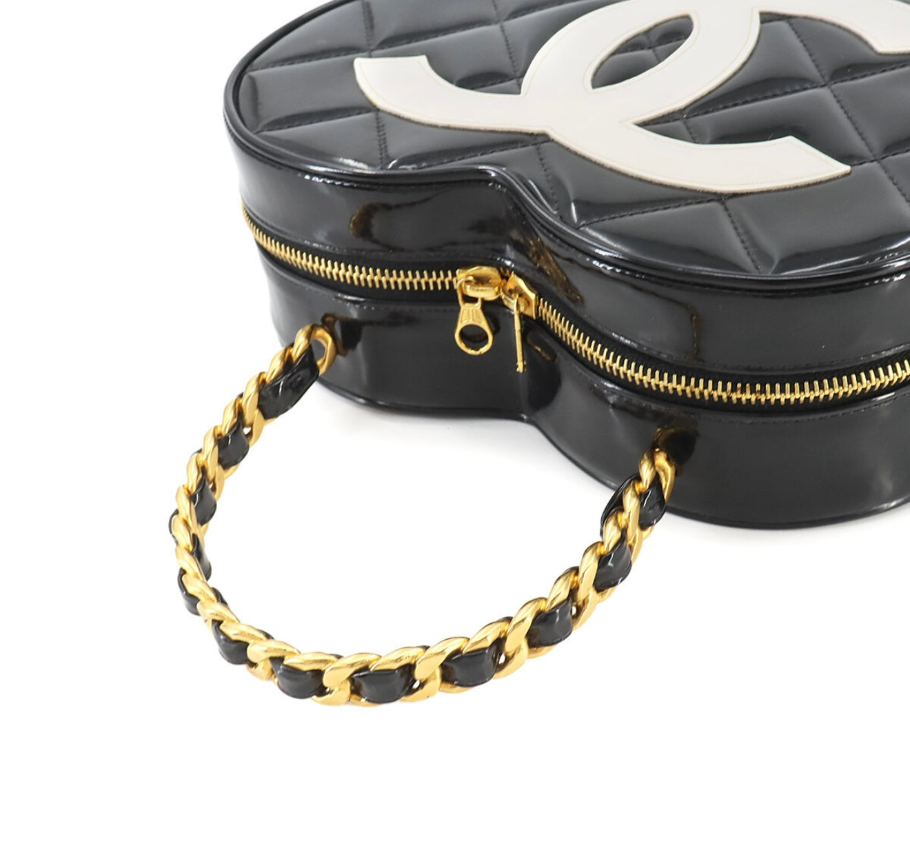CHANEL Vintage Matelassé Heart Vanity Bag – Black × White Enamel with Gold Hardware – Iconic CC Logo, Rare Collectible 90261096