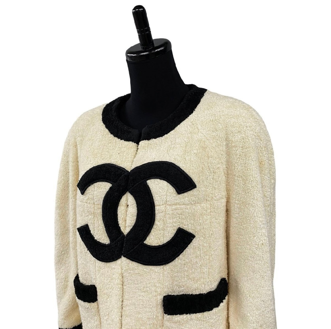 Museum Quality CHANEL Coco Mark Collarless Tweed Jacket – Beige × Black Silk Lined Classic | Size 38 | Rare Vintage Collector’s Piece