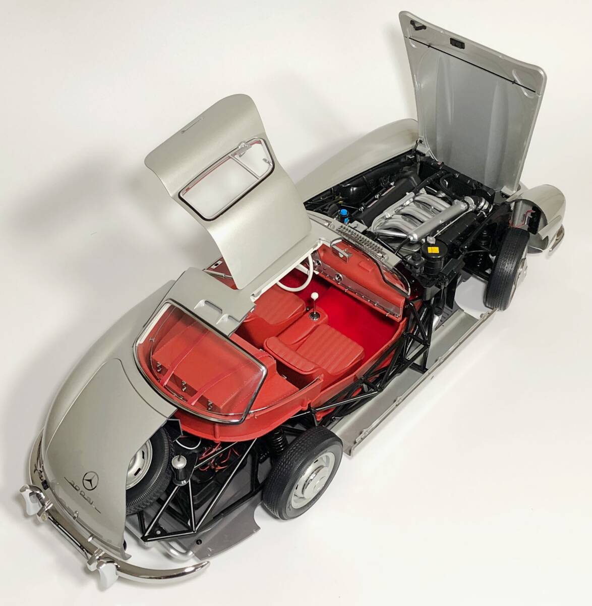 Agora Models 1/8 Mercedes-Benz 300SL Cutaway Display Model — Oversized Die-Cast Build, USB Power Mod, Coated Finish