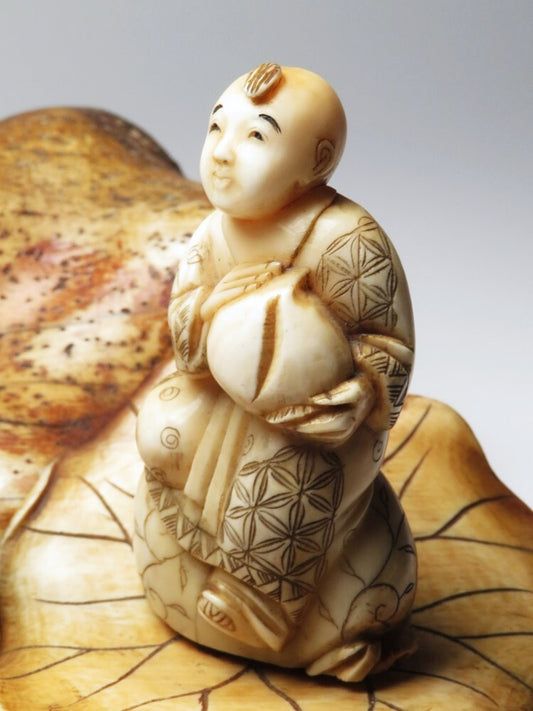 Antique Japanese White Robe Kannon Seicho Carving Lotus Base Meiji Period Sculpture