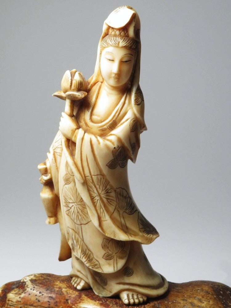 Antique Japanese White Robe Kannon Seicho Carving Lotus Base Meiji Period Sculpture