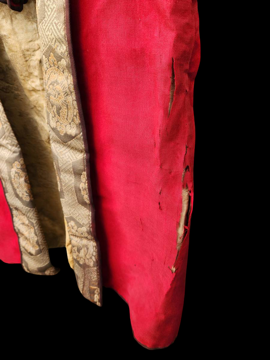 Edo Period Antique Samurai Jinbaori Battle Surcoat | Crimson Wool-Style Outer with Gold Brocade Lining | Command Coat Over Armor | Museum Display Textile