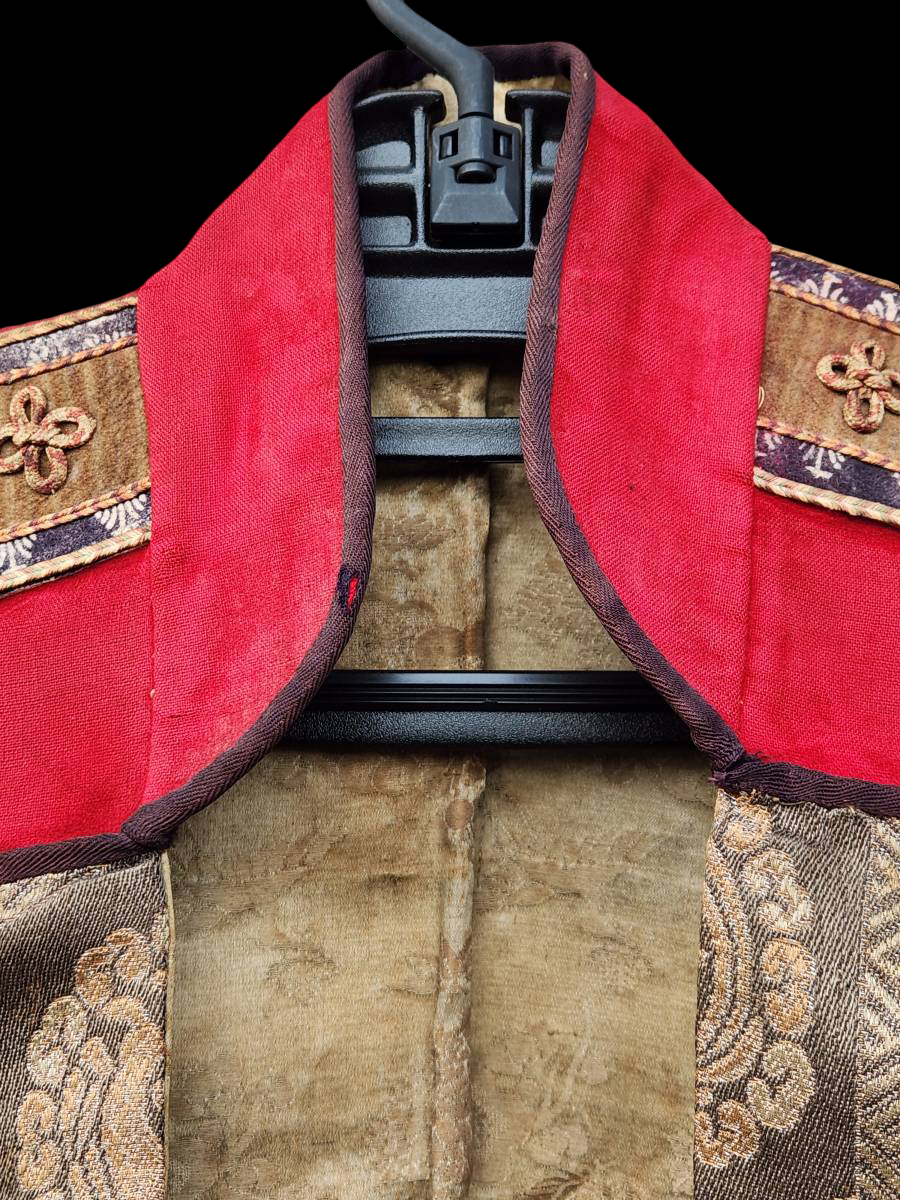 Edo Period Antique Samurai Jinbaori Battle Surcoat | Crimson Wool-Style Outer with Gold Brocade Lining | Command Coat Over Armor | Museum Display Textile