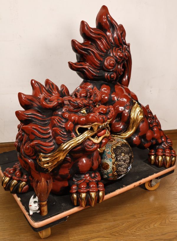 Architectural-Scale Kutani Shishi Guardian Okimono — Polychrome Enamel Ceramic, Floor-Standing Display Object, Japan