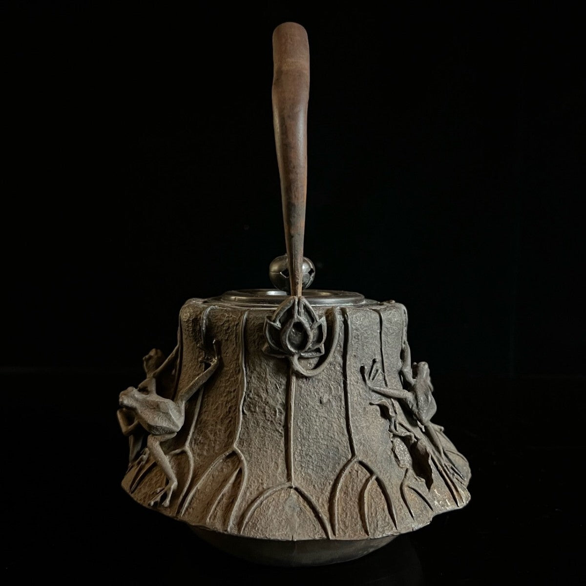 Architectural Relief "Frog" Motif Cast Iron Tetsubin — Copper Lid Tea Kettle — Large-Scale Japanese Iron Teaware Vessel