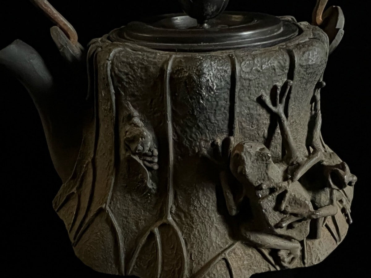 Architectural Relief "Frog" Motif Cast Iron Tetsubin — Copper Lid Tea Kettle — Large-Scale Japanese Iron Teaware Vessel