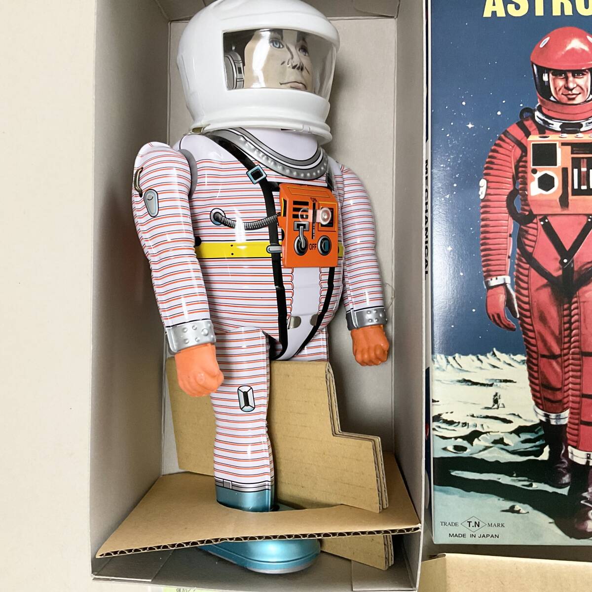 Astroman White Walking Mechanical Tin Robot with Sparks Boxed with Papers Space Age Vintage-Style Collectible (Copy) (Copy) (Copy)
