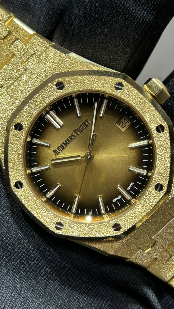 Audemars Piguet Royal Oak Frosted Gold Ref. 15550BA.GG.1356BA.01 · 18K Yellow Gold · Smoked Gold Sunburst Dial · 37mm Automatic · 2024 Full Set