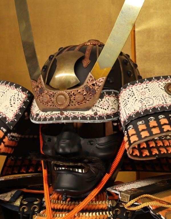 Full-Scale Samurai Armor Display (Kabuto & Gusoku Set) — Modern Japanese Armor with Silk Lacing, Helmet Stand Included