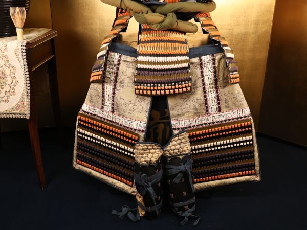 Full-Scale Samurai Armor Display (Kabuto & Gusoku Set) — Modern Japanese Armor with Silk Lacing, Helmet Stand Included