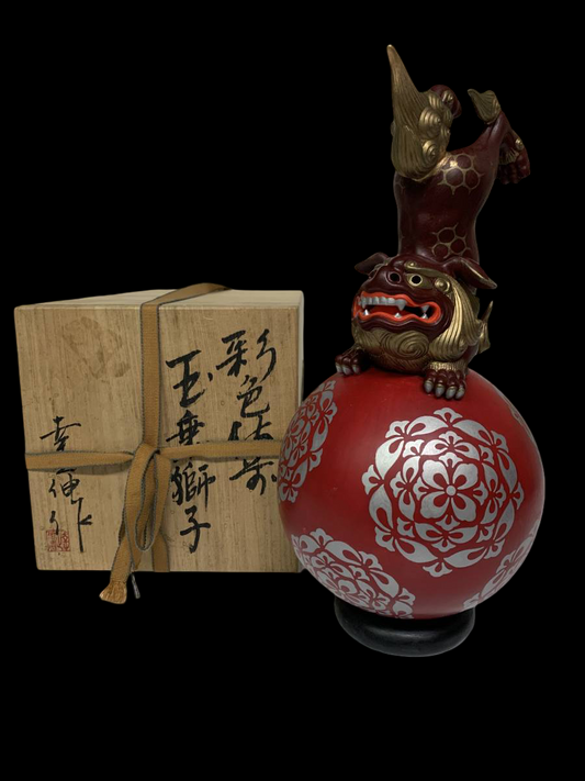 Bizen Ware Tama-nori Shishi Sculpture on Stand — Jewel-Balancing Guardian Lion, Approx. 36.5 cm Tall, Tomobako Included (Artist Attribution)