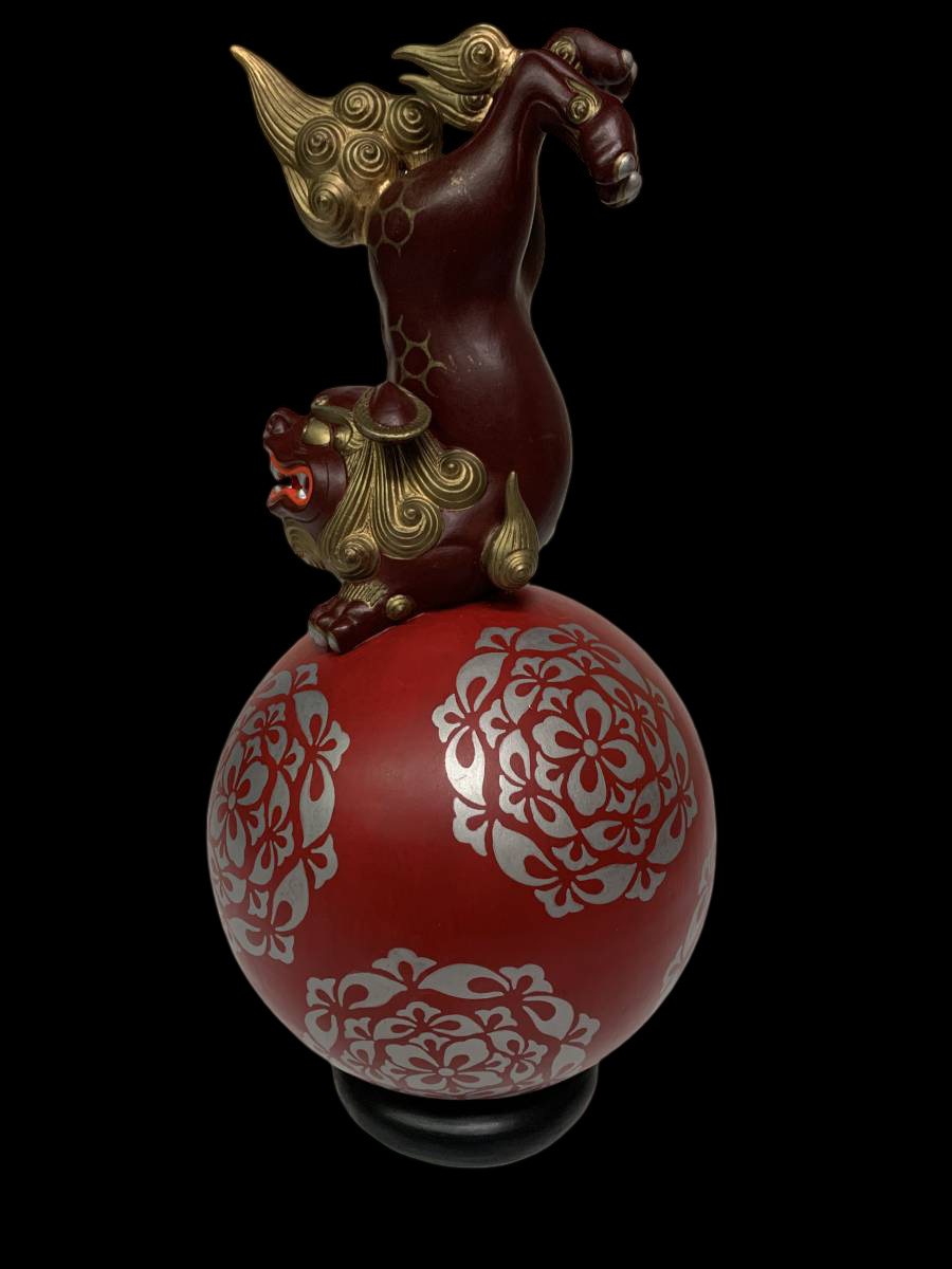 Bizen Ware Tama-nori Shishi Sculpture on Stand — Jewel-Balancing Guardian Lion, Approx. 36.5 cm Tall, Tomobako Included (Artist Attribution)