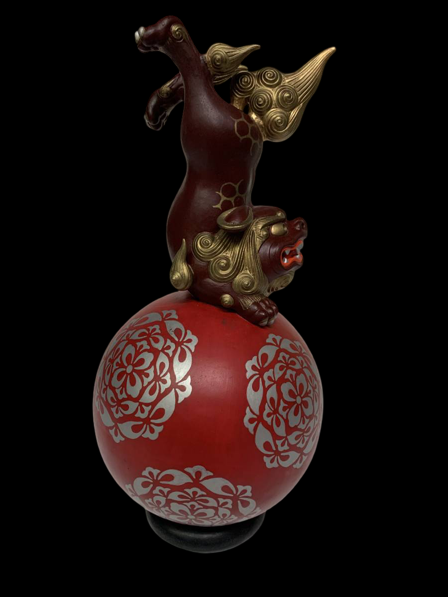 Bizen Ware Tama-nori Shishi Sculpture on Stand — Jewel-Balancing Guardian Lion, Approx. 36.5 cm Tall, Tomobako Included (Artist Attribution)