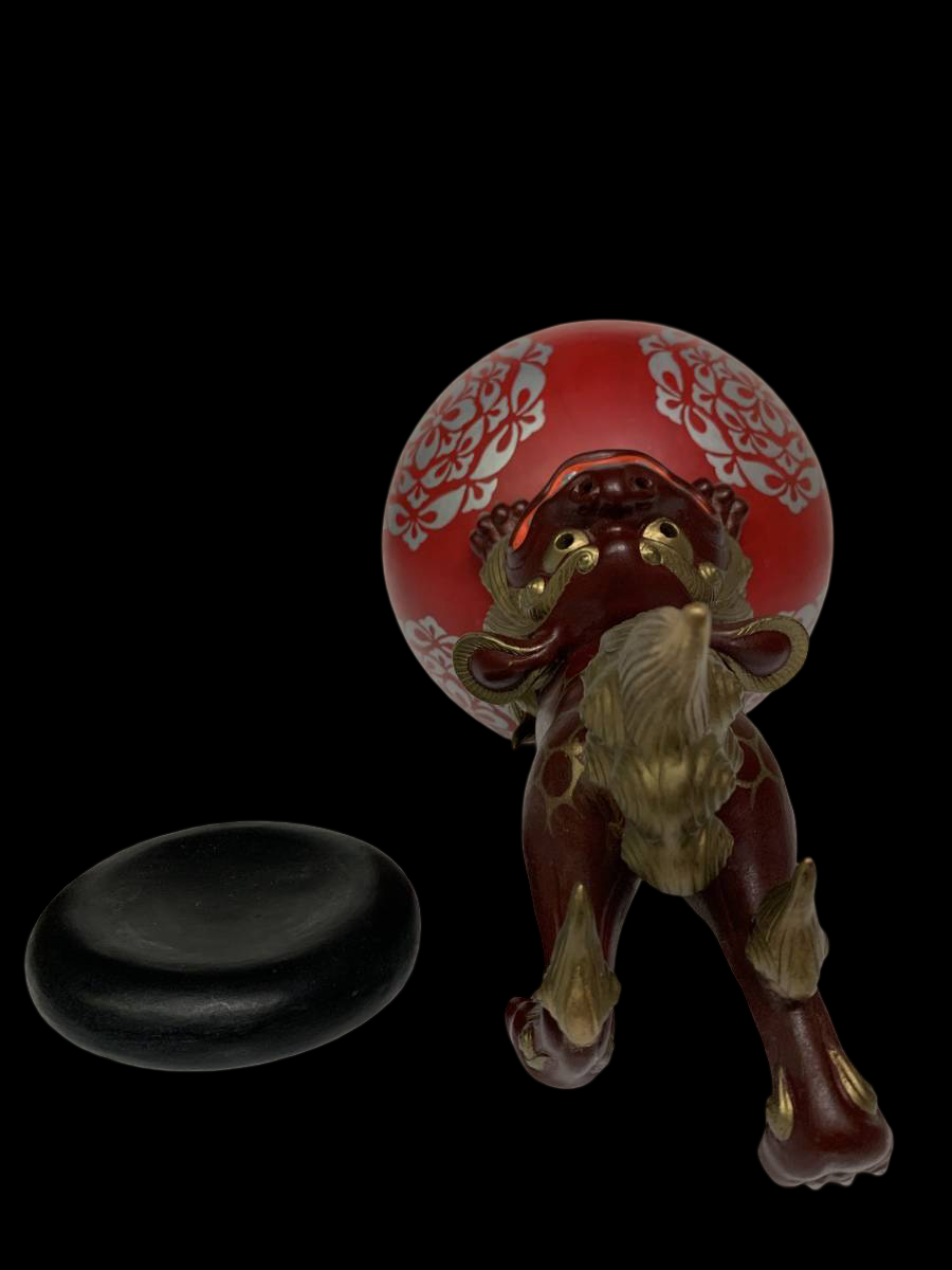 Bizen Ware Tama-nori Shishi Sculpture on Stand — Jewel-Balancing Guardian Lion, Approx. 36.5 cm Tall, Tomobako Included (Artist Attribution)