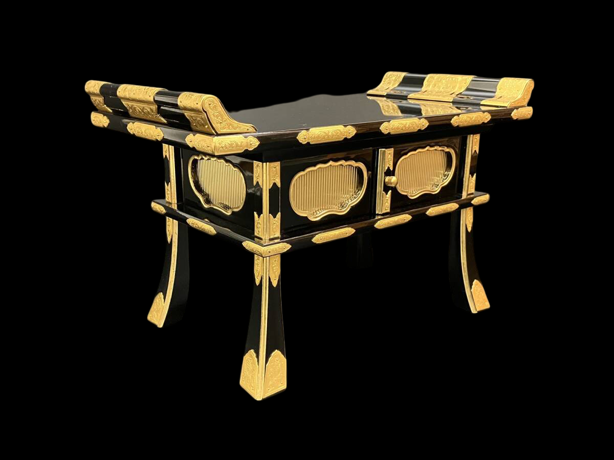 Black Lacquer Sutra Desk (Kyodai-Style) with Gold-Tone Gilded Fittings — Maintained Temple-Scale Reading / Offering Stand (Approx. 43.8 cm Wide) — Ritual Furniture for Butsudan & Altar Rooms
