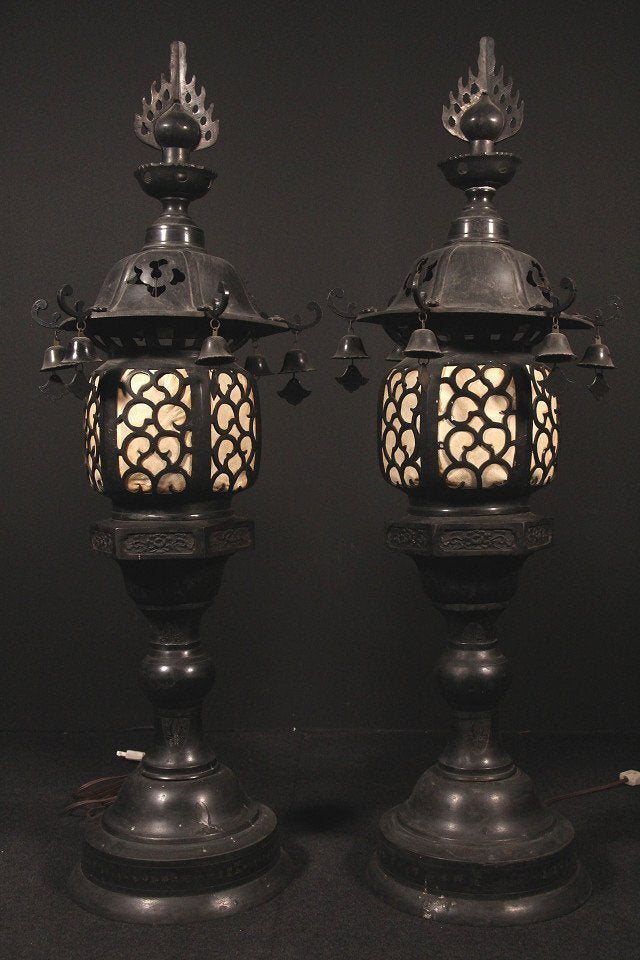 Bronze Ume Openwork Temple Lantern Pair — Tall 95 cm Buddhist Altar Lamps — Antique-Style Cast Metal, Patina Black, One Light Works