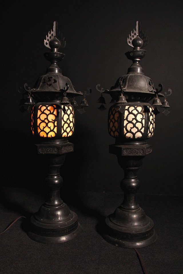 Bronze Ume Openwork Temple Lantern Pair — Tall 95 cm Buddhist Altar Lamps — Antique-Style Cast Metal, Patina Black, One Light Works