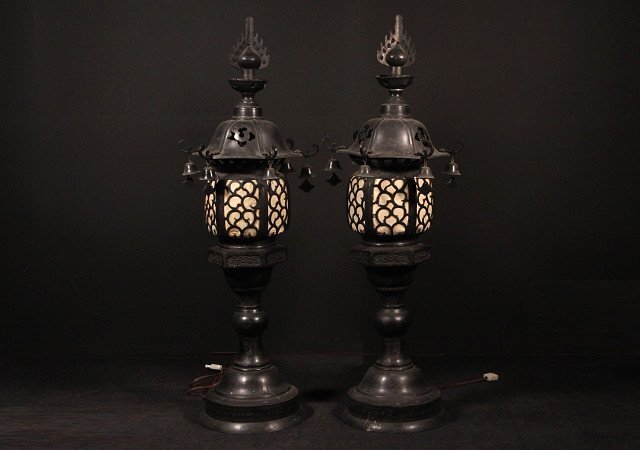 Bronze Ume Openwork Temple Lantern Pair — Tall 95 cm Buddhist Altar Lamps — Antique-Style Cast Metal, Patina Black, One Light Works