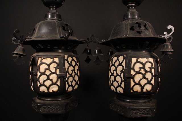 Bronze Ume Openwork Temple Lantern Pair — Tall 95 cm Buddhist Altar Lamps — Antique-Style Cast Metal, Patina Black, One Light Works