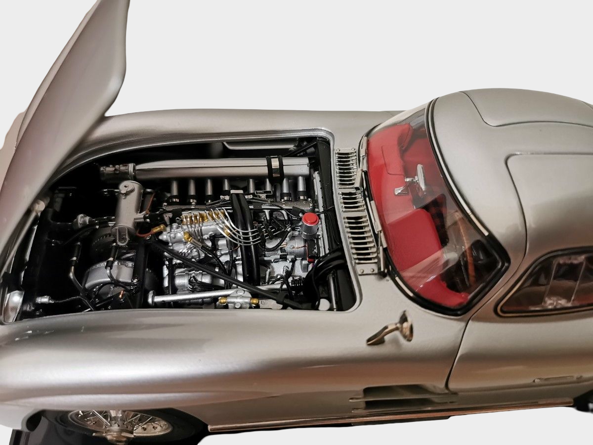 CMC 1:18 Mercedes-Benz 300 SLR Coupe (1955) Silver Gullwing — M076 — 1,817 Parts — Opening Panels — Premium Collector Diecast