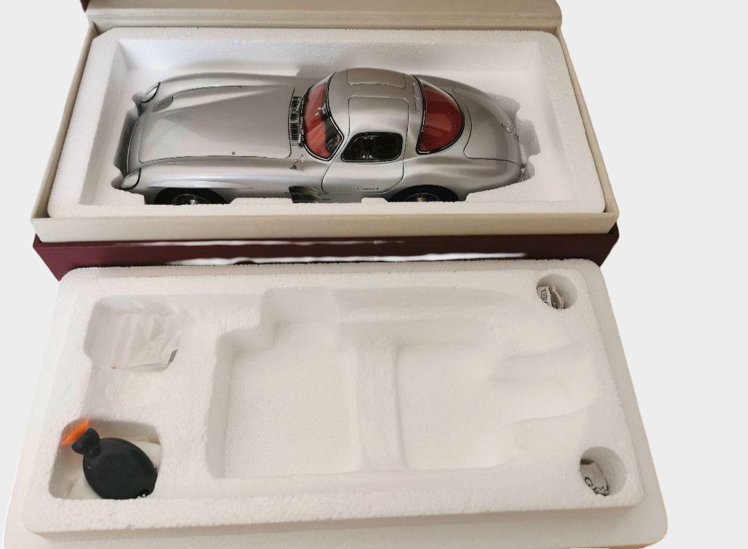 CMC 1:18 Mercedes-Benz 300 SLR Coupe (1955) Silver Gullwing — M076 — 1,817 Parts — Opening Panels — Premium Collector Diecast