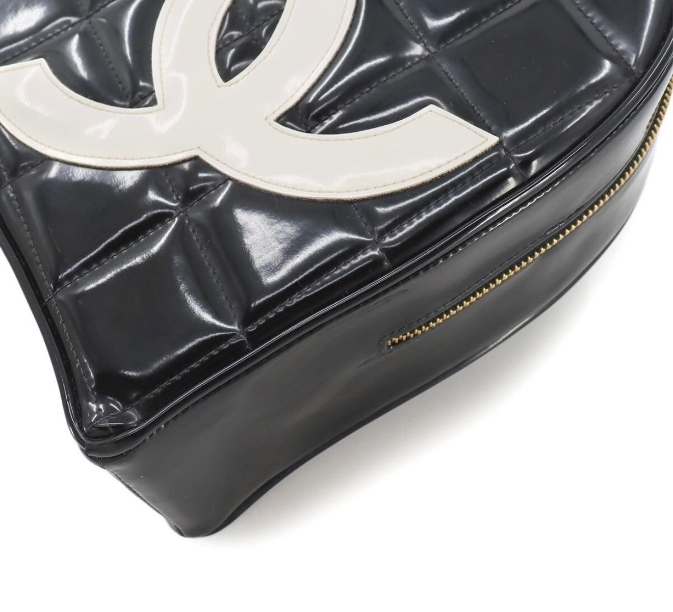 CHANEL Vintage Matelassé Heart Vanity Bag – Black × White Enamel with Gold Hardware – Iconic CC Logo, Rare Collectible 90261096