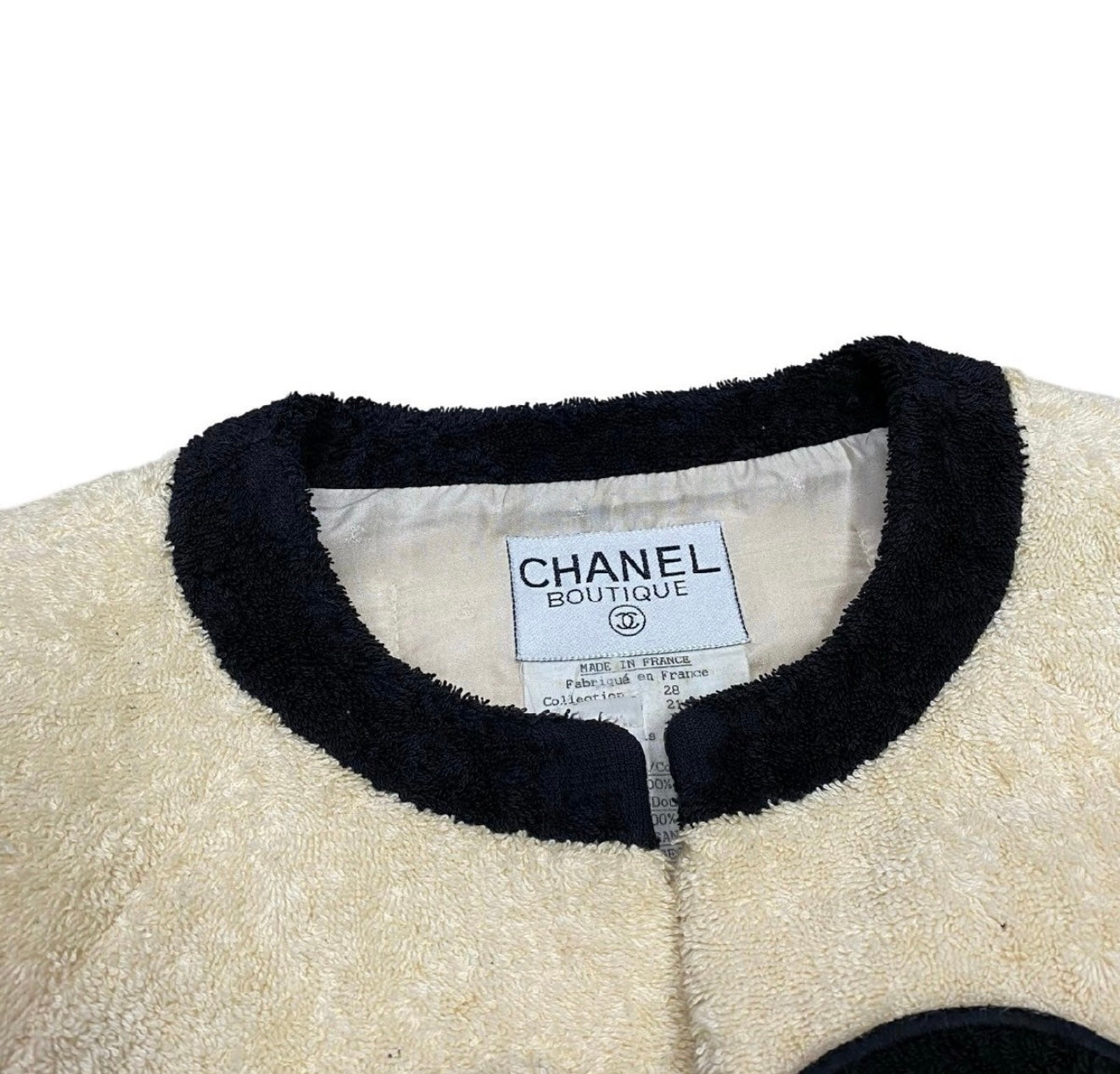 Museum Quality CHANEL Coco Mark Collarless Tweed Jacket – Beige × Black Silk Lined Classic | Size 38 | Rare Vintage Collector’s Piece