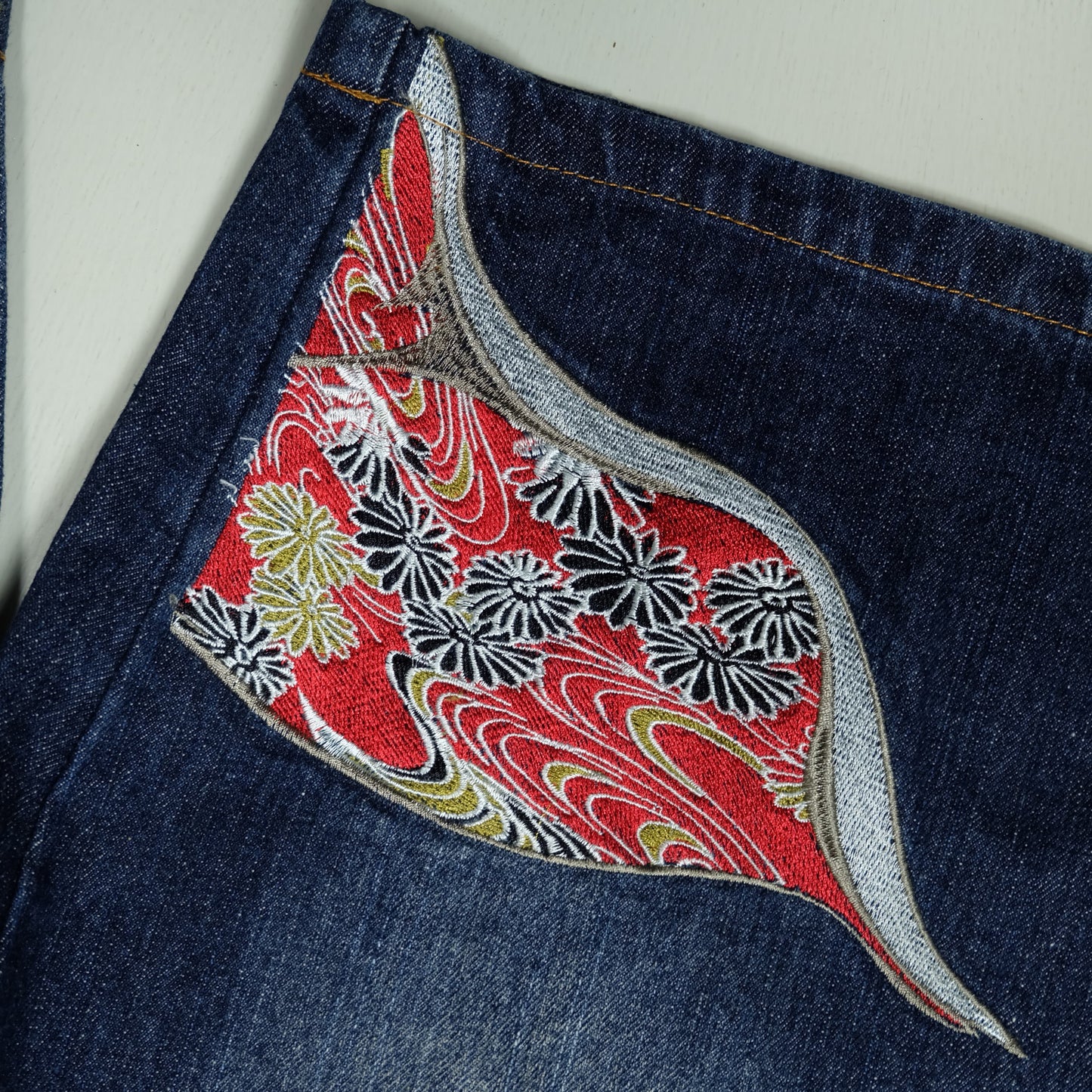 Kaccho Fugetsu “Japanese Tradition” Embroidered Geisha & Moon Wagara Denim Shorts – Size 36