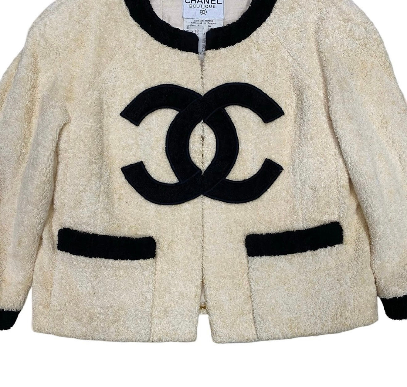 Museum Quality CHANEL Coco Mark Collarless Tweed Jacket – Beige × Black Silk Lined Classic | Size 38 | Rare Vintage Collector’s Piece