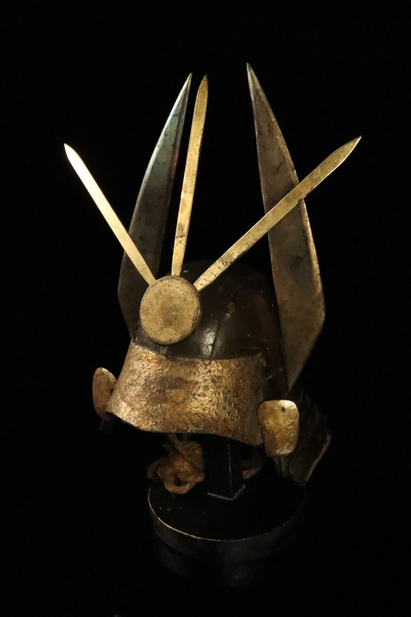 Edo Period “Hongo” Iron Kabuto with Black Lacquer Bowl | Rare Carved Wooden Wakidate & Circular Crest Maedate | Samurai Helmet Art Object