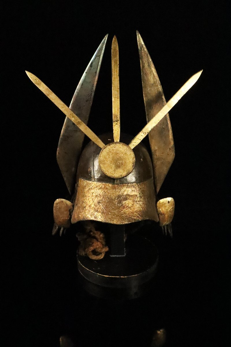 Edo Period “Hongo” Iron Kabuto with Black Lacquer Bowl | Rare Carved Wooden Wakidate & Circular Crest Maedate | Samurai Helmet Art Object