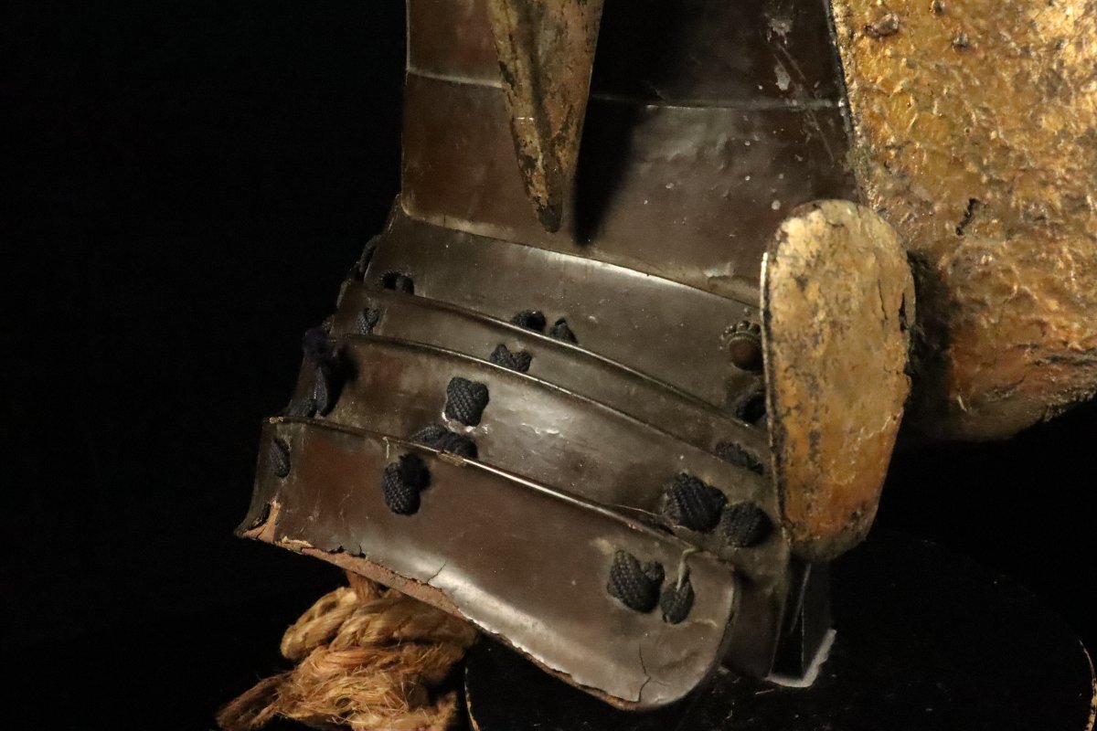 Edo Period “Hongo” Iron Kabuto with Black Lacquer Bowl | Rare Carved Wooden Wakidate & Circular Crest Maedate | Samurai Helmet Art Object