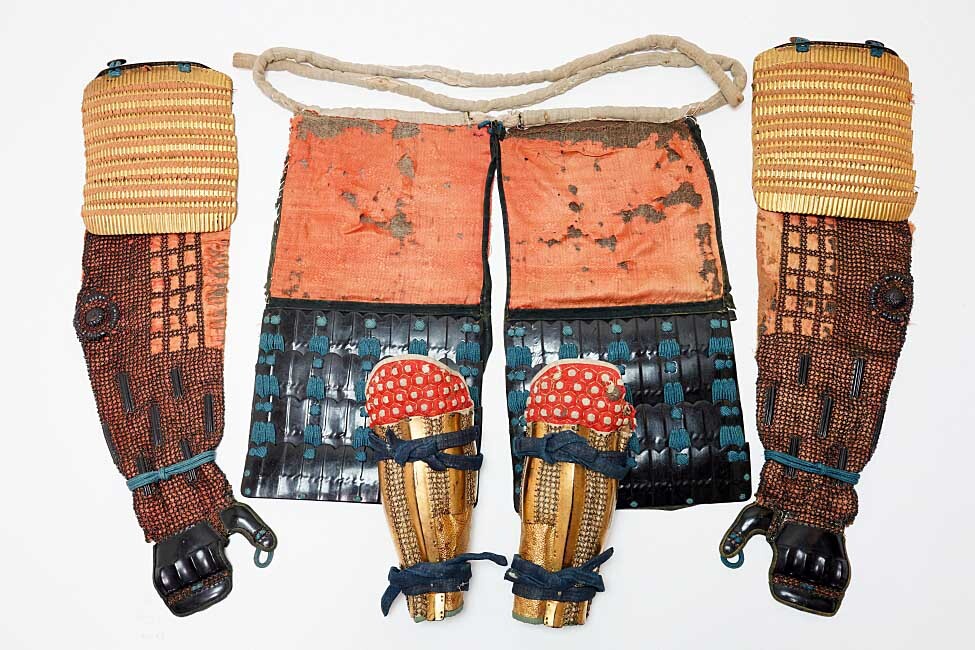 Edo-Period Nimai-Do Gusoku Armor Set | 28-Plate Hoshi Kabuto + Full Crescent Maedate | Black Lacquer + Dragon Fittings | Karabitsu Included