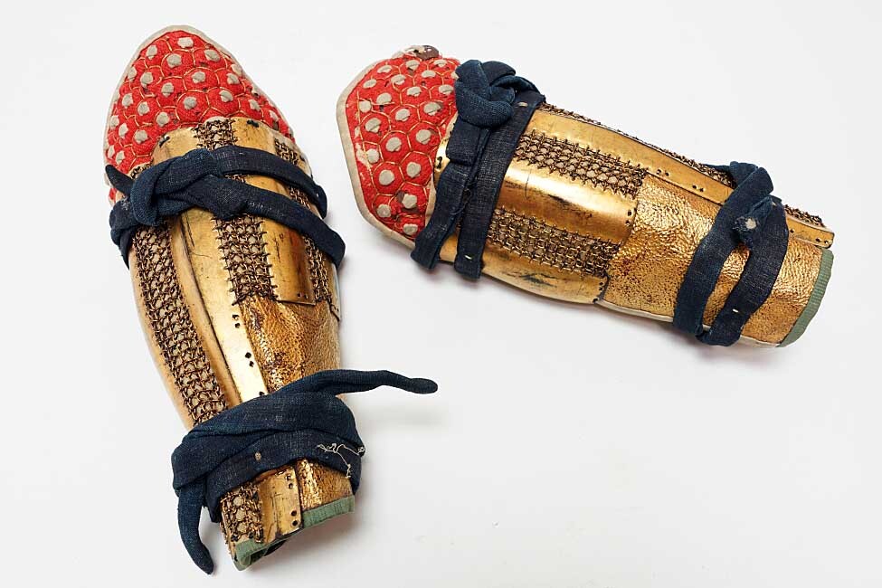 Edo-Period Nimai-Do Gusoku Armor Set | 28-Plate Hoshi Kabuto + Full Crescent Maedate | Black Lacquer + Dragon Fittings | Karabitsu Included