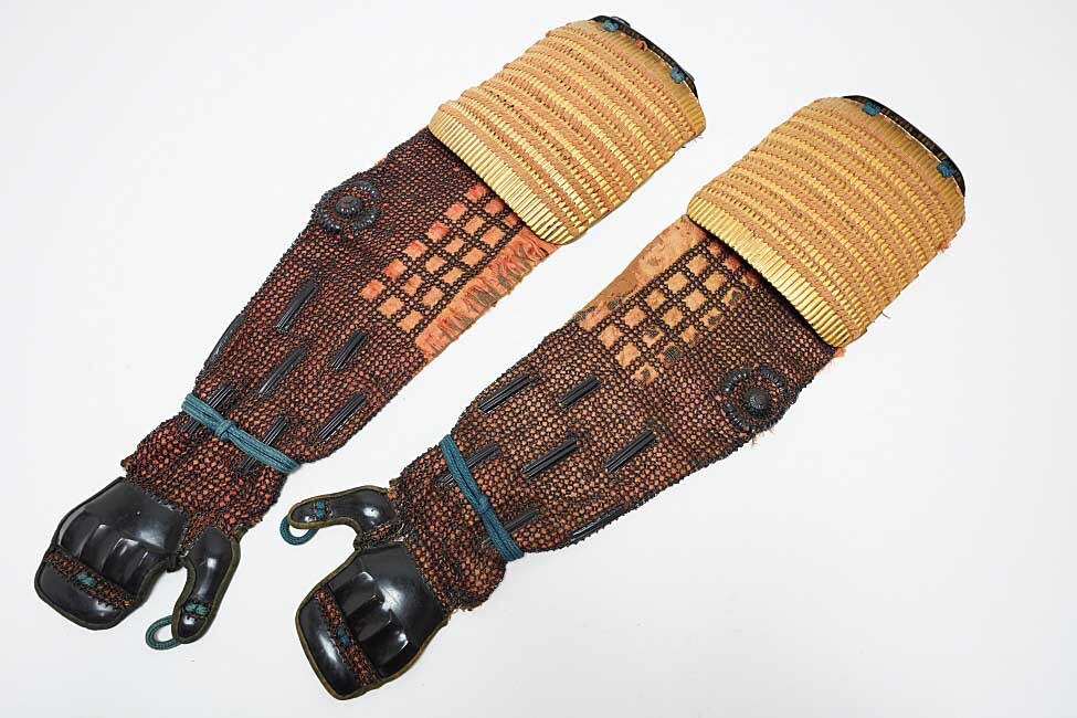 Edo-Period Nimai-Do Gusoku Armor Set | 28-Plate Hoshi Kabuto + Full Crescent Maedate | Black Lacquer + Dragon Fittings | Karabitsu Included