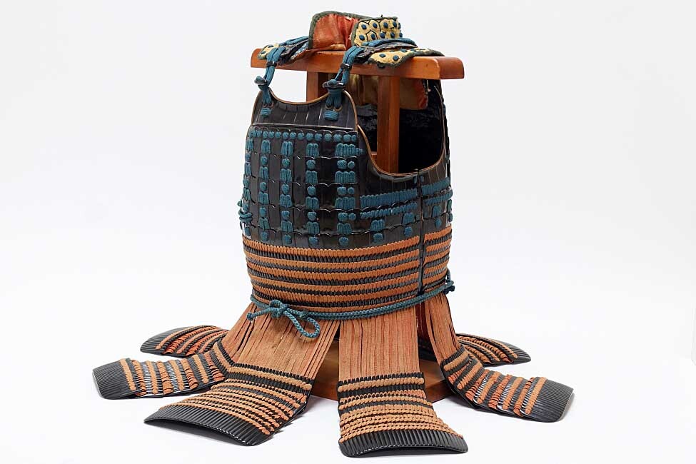 Edo-Period Nimai-Do Gusoku Armor Set | 28-Plate Hoshi Kabuto + Full Crescent Maedate | Black Lacquer + Dragon Fittings | Karabitsu Included