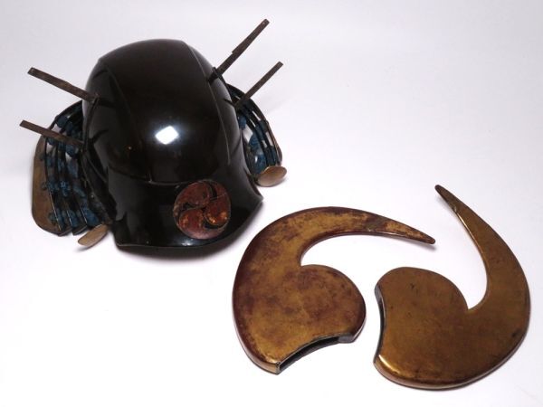Edo Period Iron Black-Lacquer Kabuto with Gilded Crescent Crest  NBTHK Certified Samurai Helmet Art
