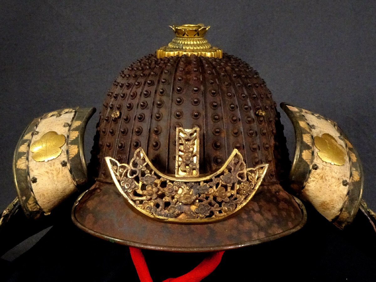 Edo Period Museum-Grade Gusoku Yoroi Armor — “Kajio Masanobu” Manner, Thirty-Two Plate Suji Kabuto, Signed-Style Iron Armor with Silk-Laced Kozane, Complete Display Ensemble