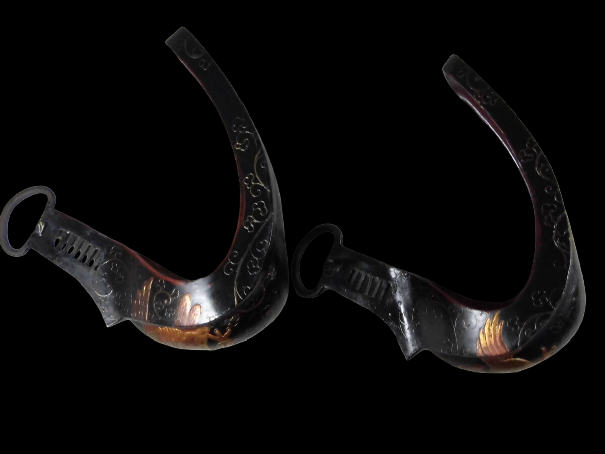 Edo‑Period Lacquered Abumi Stirrup Pair with Hawk Motif — Samurai Horse Gear, Gold Inlay Accents