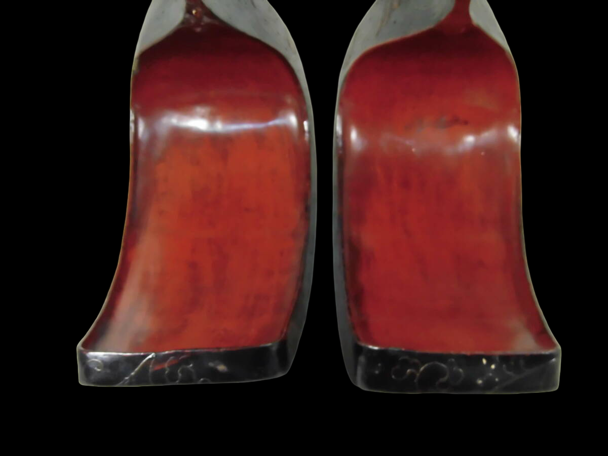 Edo‑Period Lacquered Abumi Stirrup Pair with Hawk Motif — Samurai Horse Gear, Gold Inlay Accents