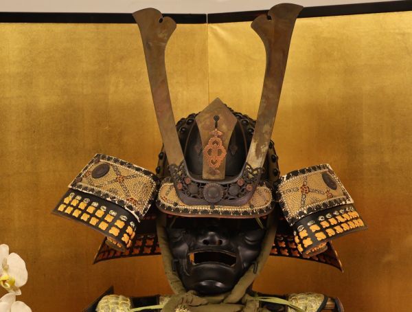 Full-Scale Samurai Armor Display (Kabuto & Gusoku Set) — Modern Japanese Armor, Menpo Mask, Helmet Stand Included