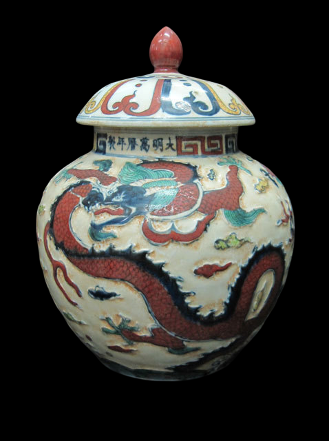Imperial-Style Chinese Dragon Jar with Lid — Polychrome Porcelain — 30 cm Lidded Decorative Vessel